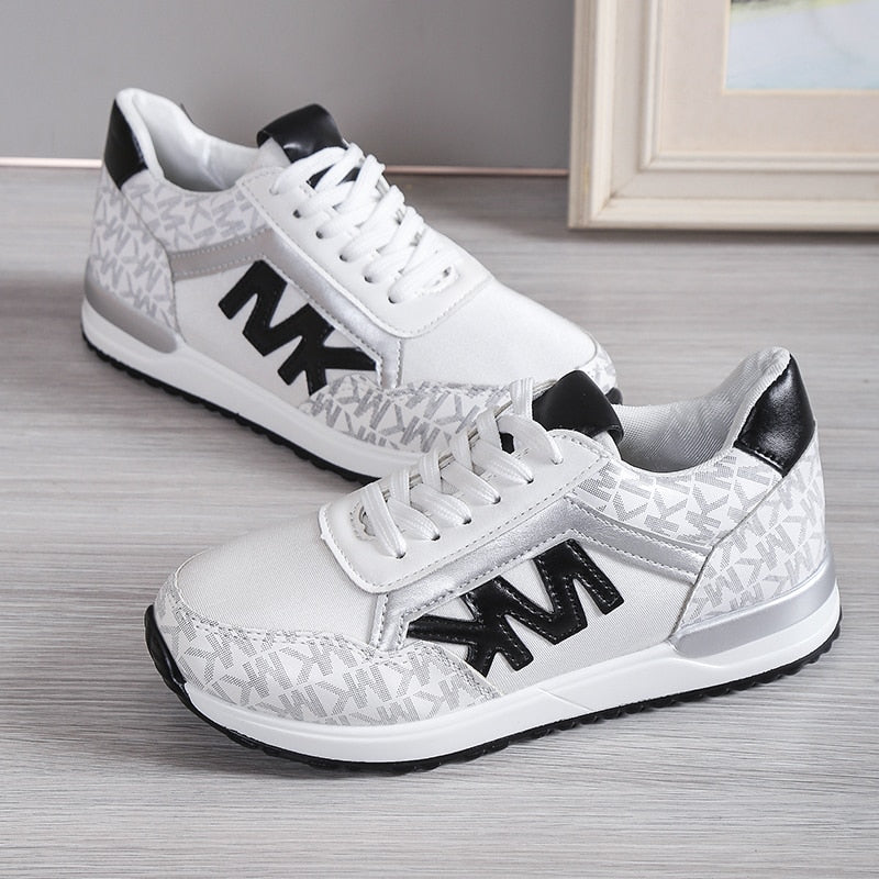 Stylish MK | Damenschuhe sneakers in white and black, perfect for seasonal comfort and standout looks.